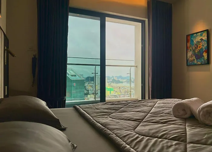 Apartment Chic Bay, & Mountain Views